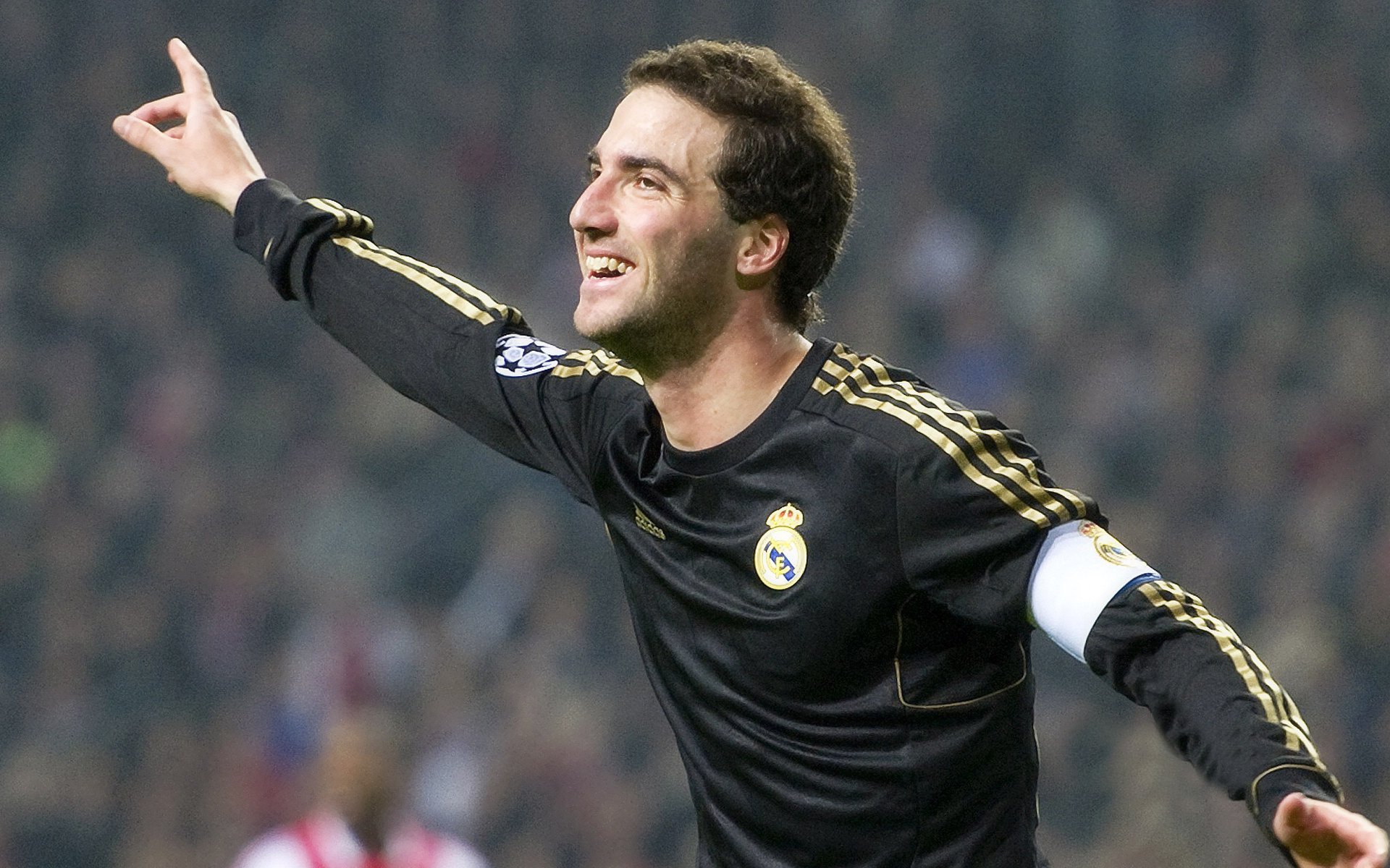 F1街道赛焦点战,苏格兰强势拿下皇马,当引擎轰鸣遇见绿茵传奇